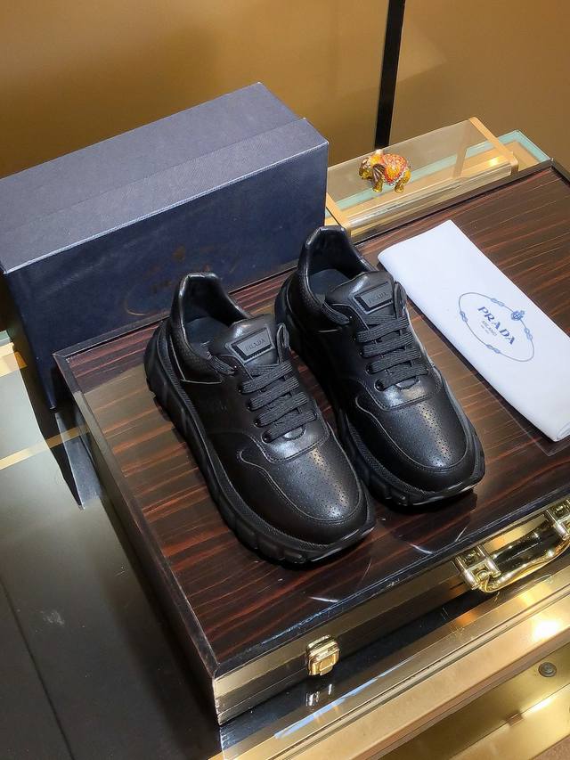 商品名称：Prada 普拉达 正规码数: 38-44 休闲鞋 商品材料：精选 牛皮鞋面，柔软羊皮垫脚，原厂特供大底。